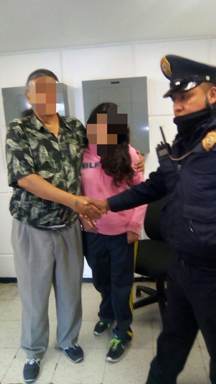 POLICÍAS DE LA SSP-CDMX EVITAN SUICIDIO EN PUENTE PEATONAL DEL METRO