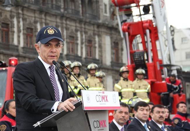 Entrega Jefe de Gobierno vehículos y equipo al Heroico Cuerpo de Bomberos de CDMX