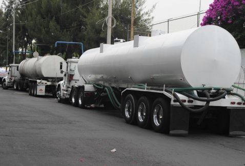 CONTINUA OPERATIVO DE PIPAS EN IZTAPALAPA