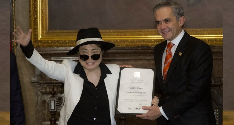 Entrega Jefe de Gobierno a Yoko Ono pergamino de Visitante Distinguida CDMX