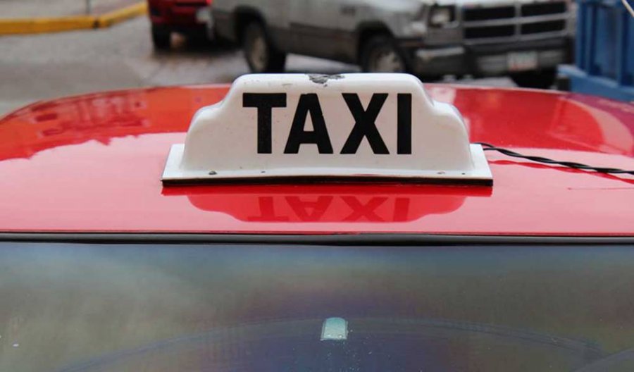Elementos de UPC Moctezuma recuperan taxi robado y capturan al sujeto involucrado.