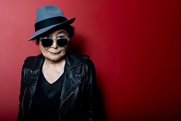 Motiva la exposición Mi mamá era hermosa, de Yoko Ono, a usuarios del Metro Mixcoac