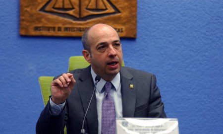 PRESENTA UNAM PROPUESTA PARA REORDENAR Y CONSOLIDAR EL TEXTO VIGENTE DE LA CONSTITUCIÃ“N