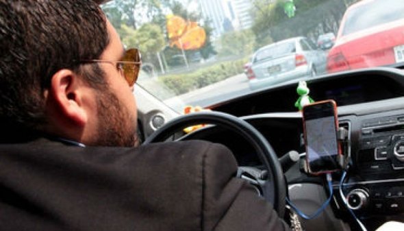 CONDUCTORES DE UBER DEBERÁN APEGARSE A LA REGLAMENTACIÓN DEL TRANSPORTE EN LA CIUDAD DE MÉXICO