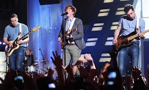 Two Door Cinema Club llevará su indie rock a la Perla de Occidente