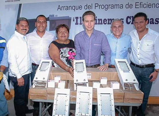 Manuel Velasco entregó luminarias, calles e insumos agrícolas en Suchiate