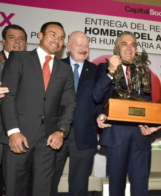 Otorga WBC Reconocimiento a€œHombre del Año 2015a€ al Jefe de Gobierno de la CDMX