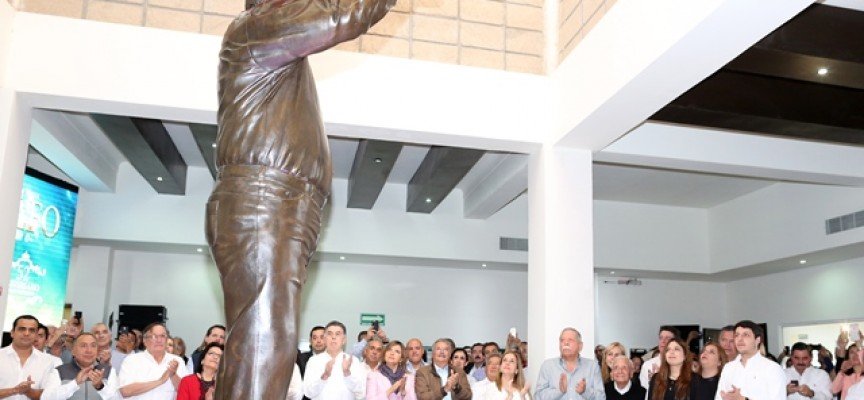 Develan estatua de Rodolfo Torre Cantú