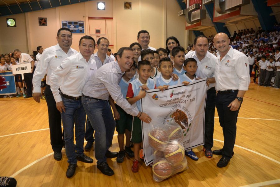 ESCUELAS RECIBEN MATERIAL DEPORTIVO DEL PROGRAMA CENTROS DEPORTIVOS ESCOLARES Y MUNICIPALES