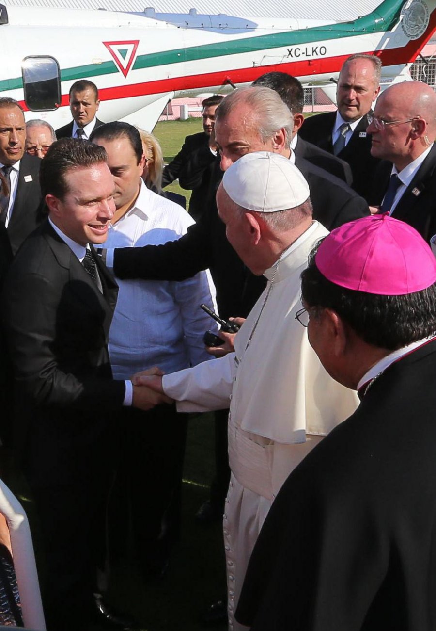 Recibe Velasco al Papa Francisco en su llegada a Chiapas