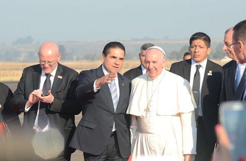 Silvano Aureoles recibe al Papa Francisco en Michoacán
