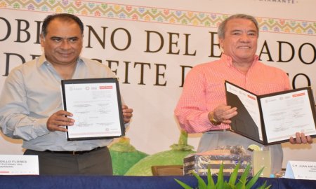 Firma Gobernador Convenio Gobierno del Estado-PasiÃ³n por Guerrero A.C., para comprar aceite de coco y limÃ³n