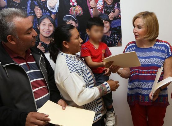Gestiona Leticia Coello de Velasco implantes cocleares para dos menores