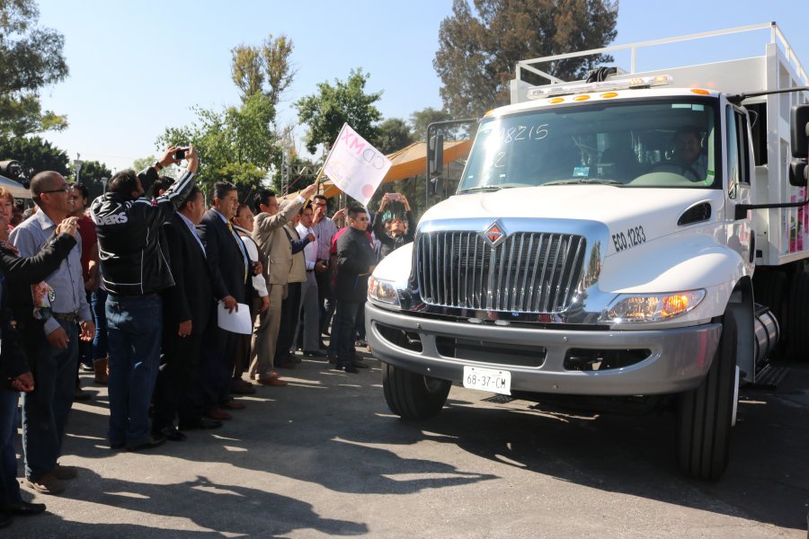 La Delegación Iztacalco entregó 14 nuevos camiones recolectores de basura