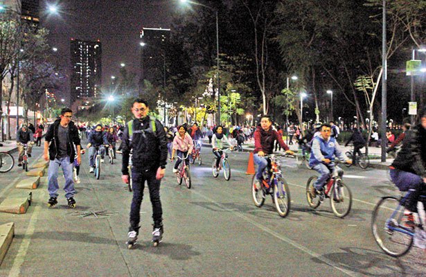 Asisten 40 mil 500 personas a primer Paseo Nocturno en Bicicleta