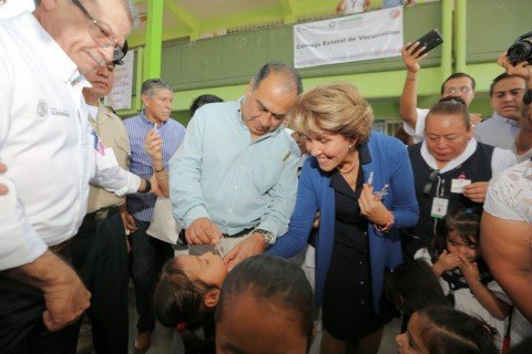 Astudillo Flores y su esposa Mercedes Calvo, durante el inicio de la Semana Nacional de Salud del 20 al 26 de febrero.