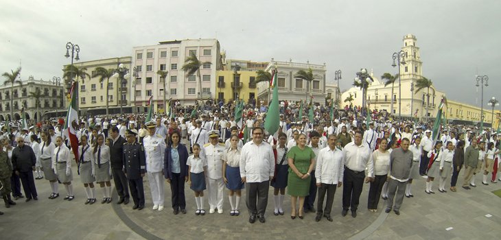 Abandera Gobernador escoltas escolares en el marco del Día de la Bandera Nacional