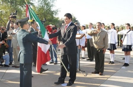 Abandera el gobernador López Valdez a escuelas en el Día de la Bandera