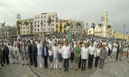 Abandera Gobernador escoltas escolares en el marco del DÃ­a de la Bandera Nacional