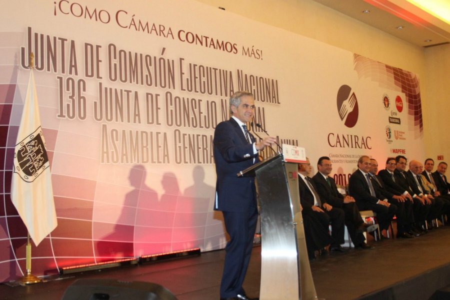 Asiste Jefe de Gobierno a toma de protesta de CANIRAC