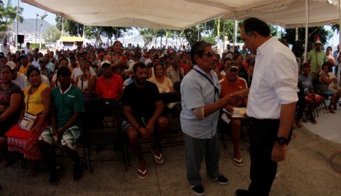 Entrega Héctor Astudillo apoyos a pescadores y buzos que resultaron afectados por la marea roja