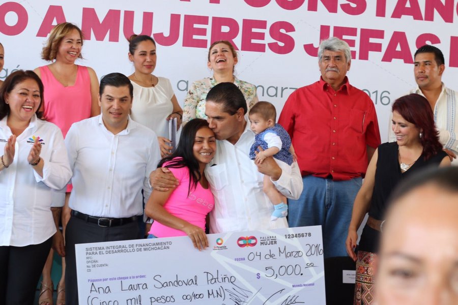 Entrega Gobernador créditos a mujeres jefas de familia de municipios de Tierra Caliente