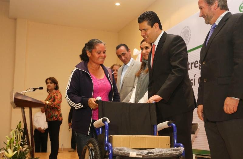 Entrega MAR apoyos a personas con discapacidad y vehículos para el sector salud