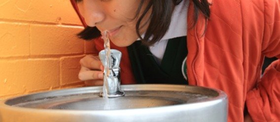 Con sistema de bebederos escolares, 2 mil 487 planteles escolares