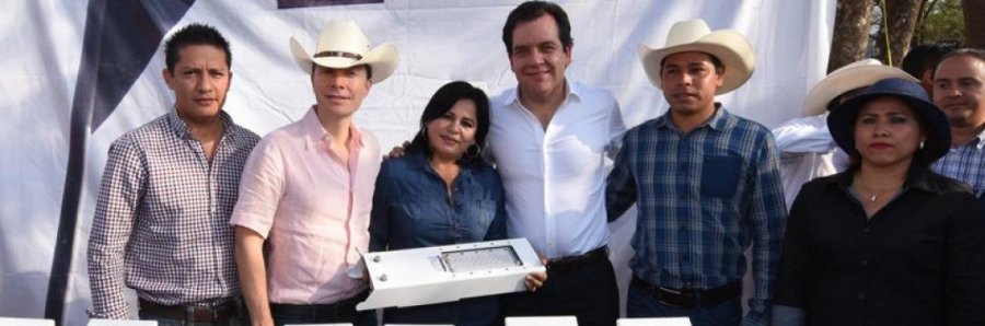 En Ángel Albino Corzo, entrega MVC recursos y apoyos a productores