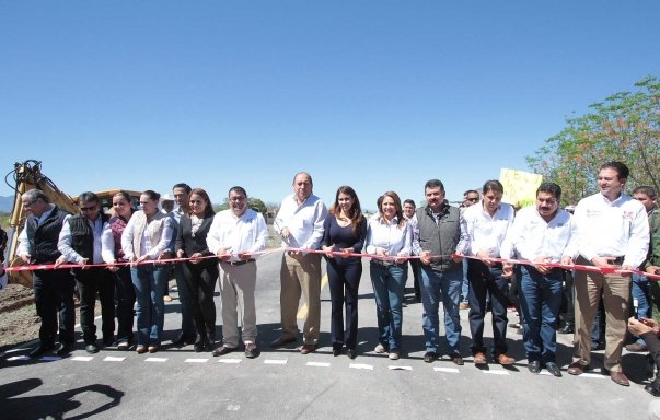 Entrega Rubén Moreira una obra más de infraestructura carretera