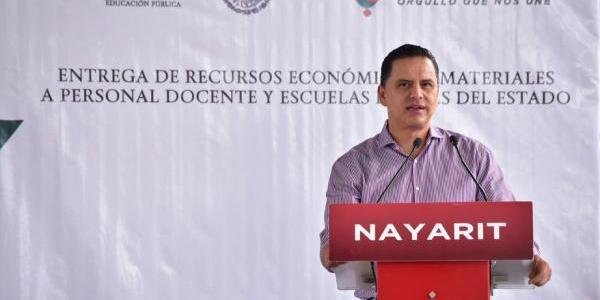 Entrega Gobierno 16 mdp a docentes y escuelas
