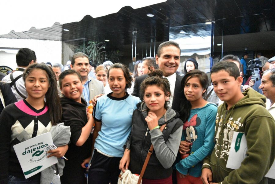Apoyará Silvano Aureoles a 50 mil jóvenes mediante Programa Beca Futuro
