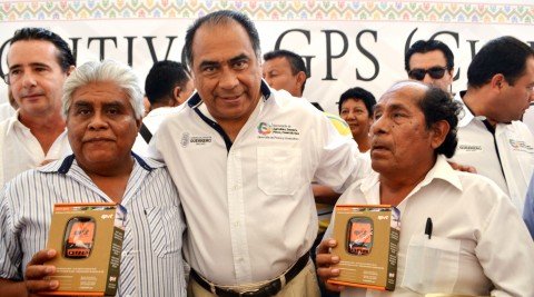 Entrega el gobernador Héctor Astudillo chips de localización a pescadores acapulqueños