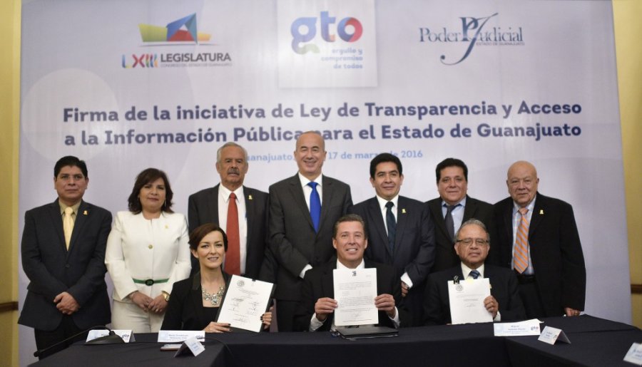 Firma el Gobernador, la Iniciativa de Ley de Transparencia y Acceso a la Información Pública.