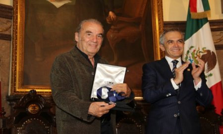 Nombra Jefe de Gobierno Ciudadano Distinguido a Ã“scar ChÃ¡vez