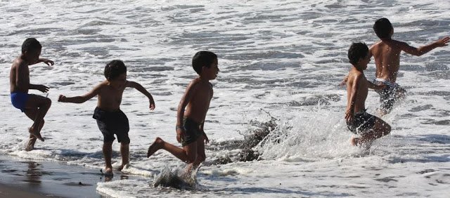 Resguardan 95 salvavidas a turistas en las playas de Tecomán y Armería