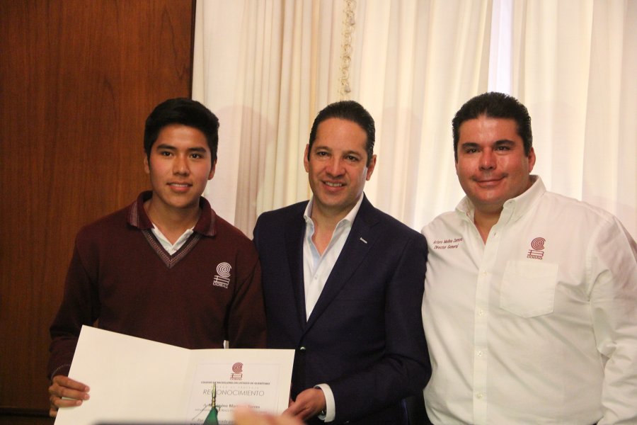 Gobernador entrega reconocimientos a ganadores de la XXV Olimpiada Nacional de Química