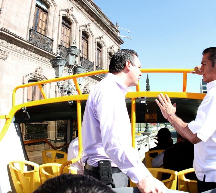 Disfrutan niños de Capullos paseo inaugural del TuristicBus