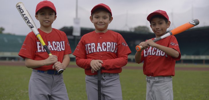 Gracias a tu apoyo, miles de niñ@s practican futbol, béisbol y basquetbol de manera gratuita