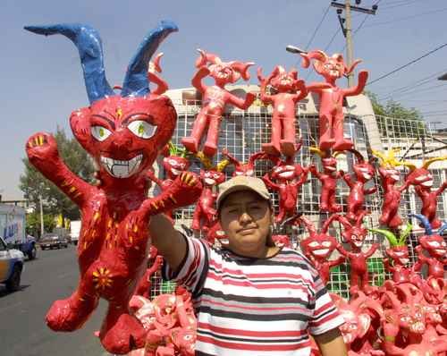 JOVEN ARTESANO RESCATA TÉCNICAS TRADICIONALES DE CARTONERÍA