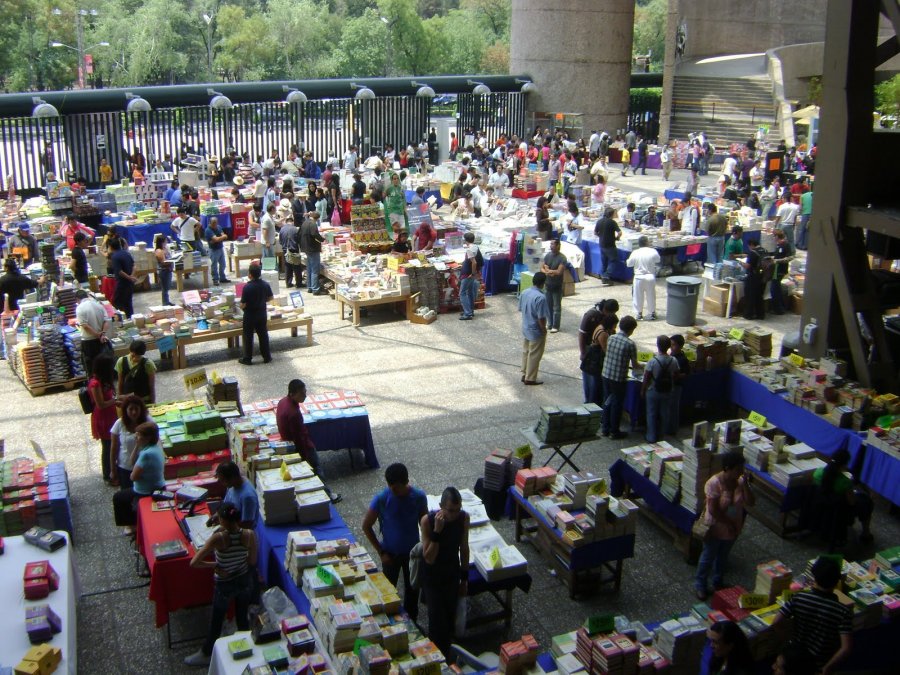 Disfrutan familias del Gran Remate de Libros en la jornada dominical