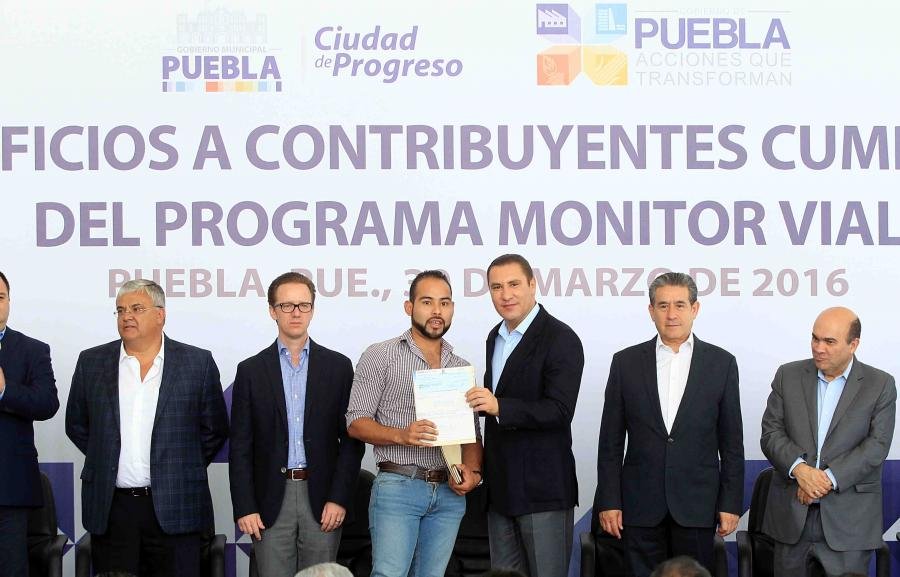 Reconoce Moreno Valle a ciudadanos cumplidos del programa fotomulta