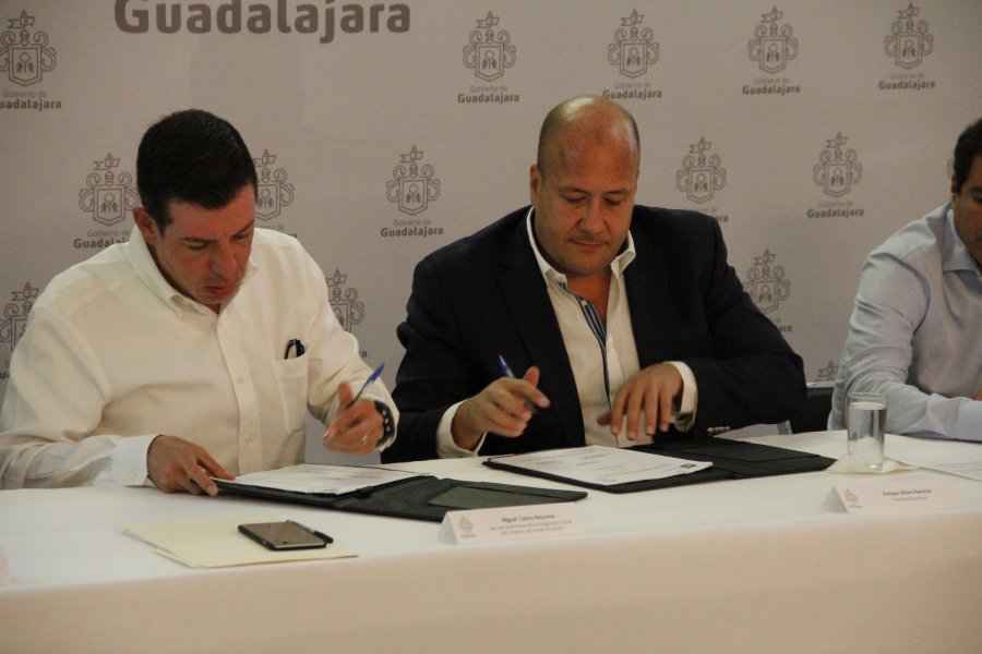 SEDIS firma convenio Mochilas con Ãštiles en Guadalajara