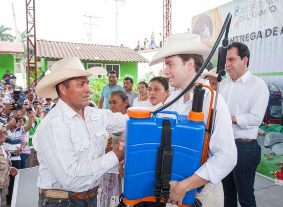 Entrega Manuel Velasco apoyos a productores agrícolas de Salto de Agua