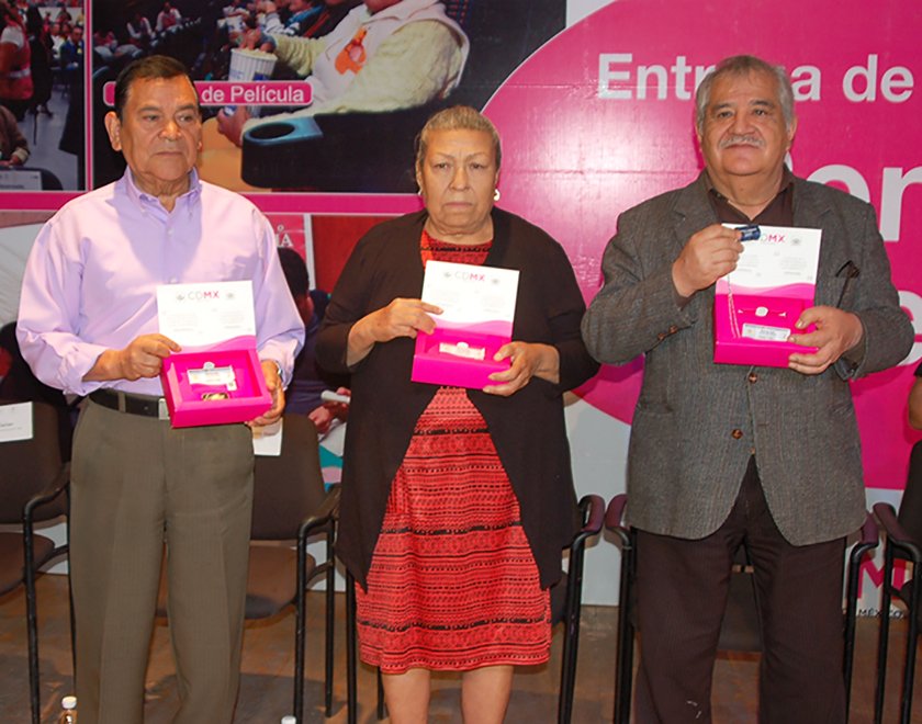 LA DELEGACIÓN IZTAPALAPA ENTREGA 567 TARJETAS A ADULTOS MAYORES