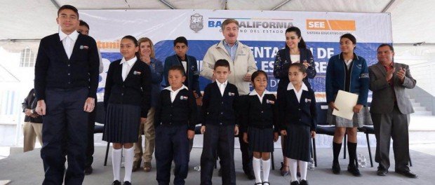 ANUNCIA GOBERNADOR FRANCISCO VEGA ENTREGA DE 100 MIL BECAS DE UNIFORMES ESCOLARES