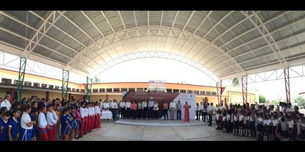 Continúa Gobierno entregando uniformes, útiles e infraestructura educativa