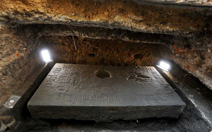 Descubren lápida funeraria de canónigo de la primera mitad del siglo XVI