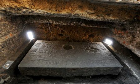 Descubren lÃ¡pida funeraria de canÃ³nigo de la primera mitad del siglo XVI 