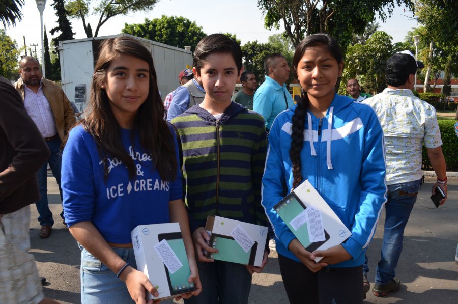 La Delegación Iztacalco entregó 5 mil tabletas electrónicas a alumnos de secundaria